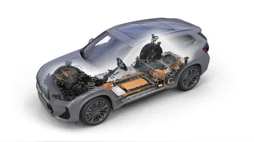 Vista recortada lateral del BMW X1 mostrando el motor y la disposición de batería.