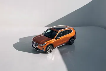 BMW X1 captado desde una perspectiva aérea, destacando su diseño lateral y techo.