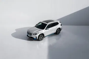 Vista en ángulo superior del BMW X1 destacando su diseño lateral.