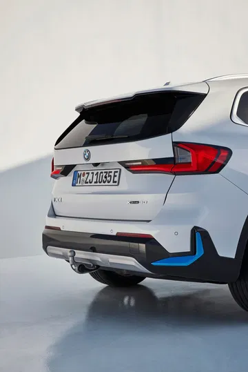 Vista trasera del BMW X1 evidenciando su moderno diseño de faros y líneas deportivas.