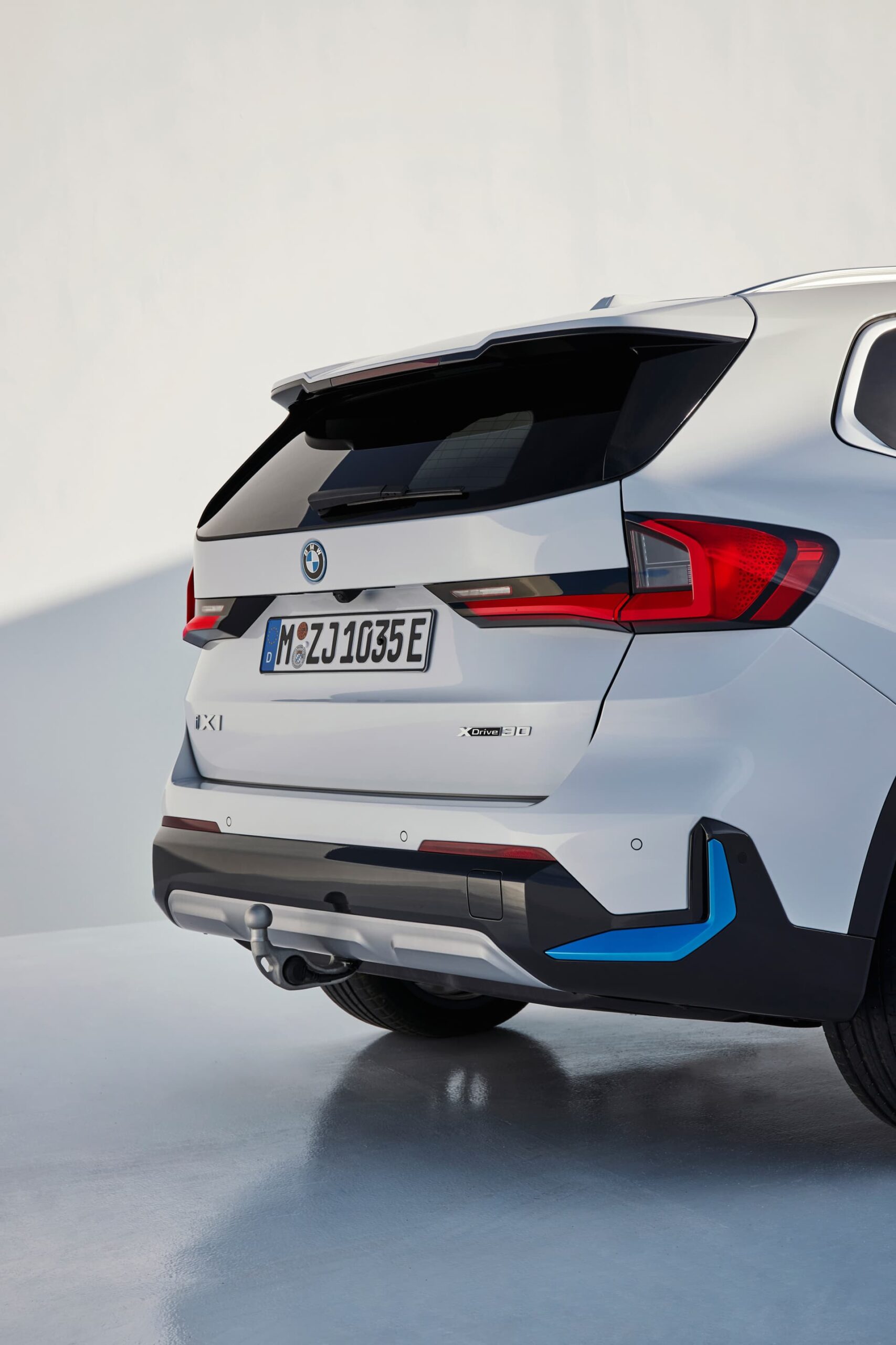 Vista trasera del BMW X1 evidenciando su moderno diseño de faros y líneas deportivas.