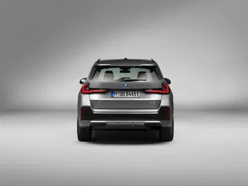 Perspectiva trasera BMW X1 mostrando líneas diseño y ópticas.