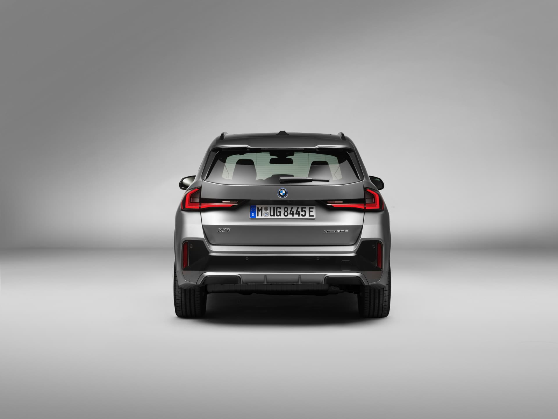 Perspectiva trasera BMW X1 mostrando líneas diseño y ópticas.
