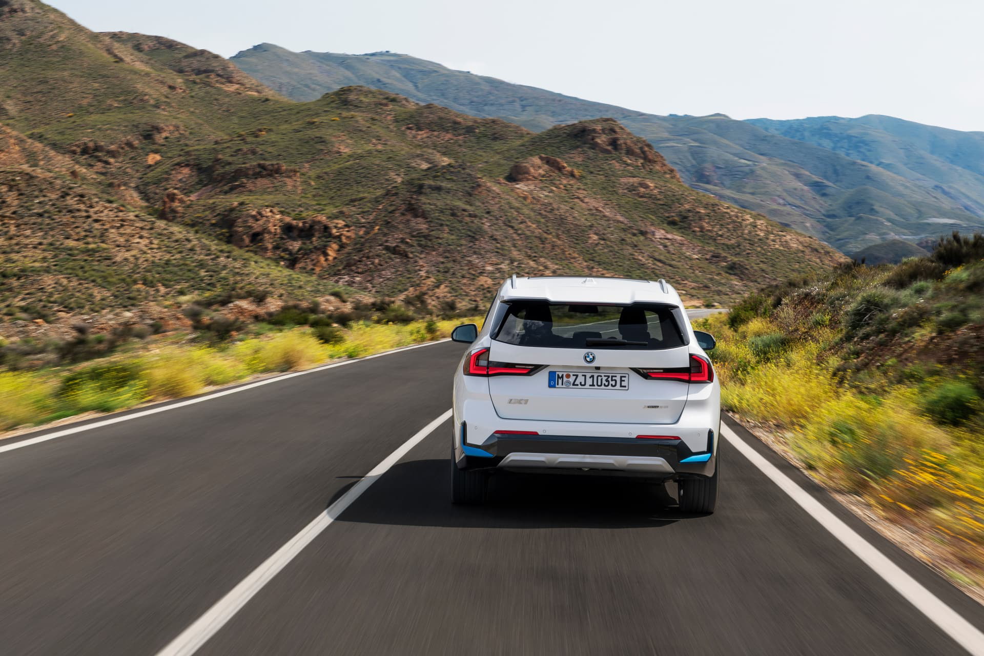 BMW X1 mostrando su diseño trasero y líneas en carretera abierta.