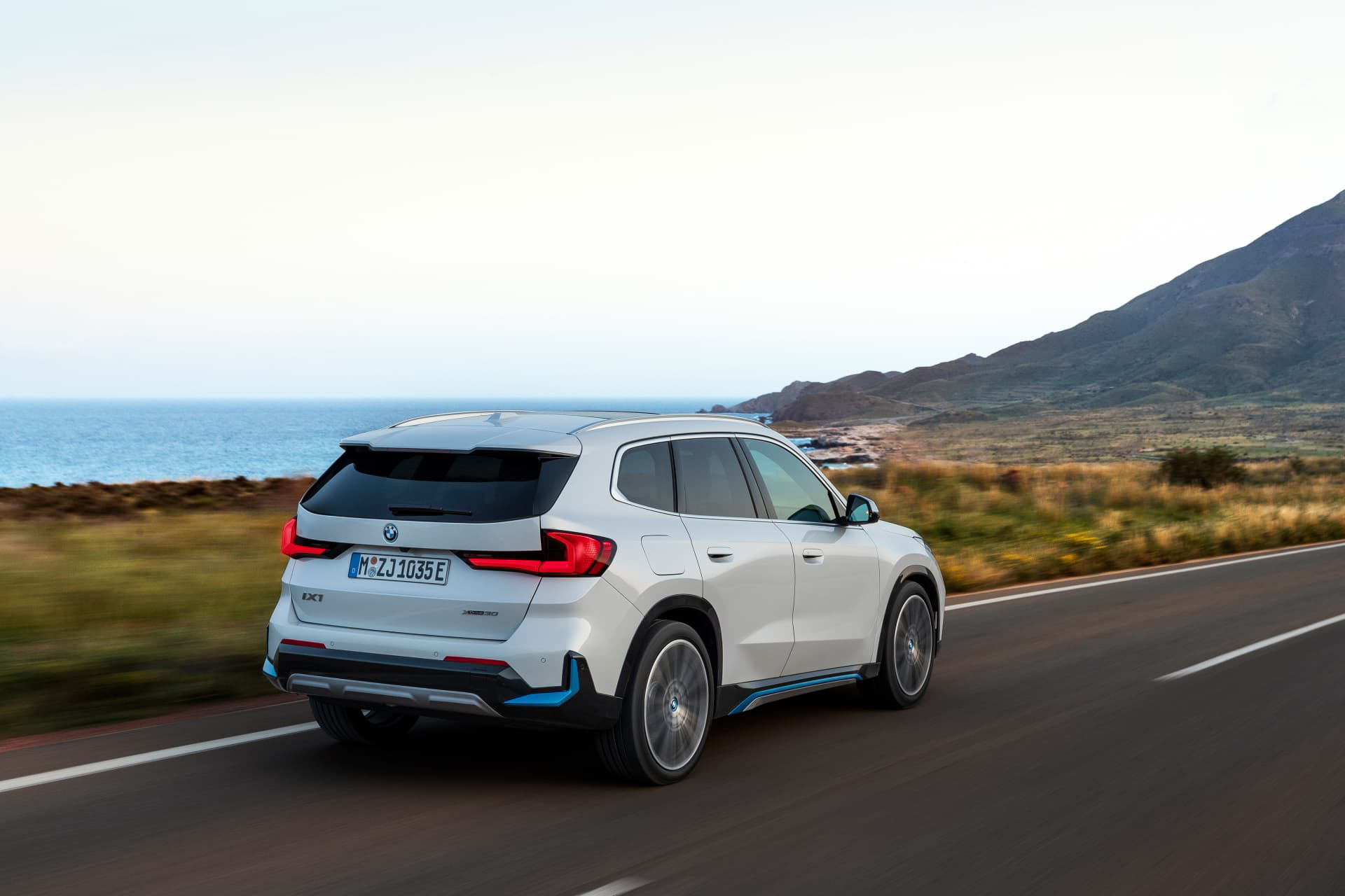 Vista trasera y lateral del BMW X1 en movimiento.