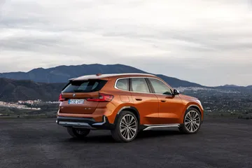 Vista dinámica de la BMW X1 enfocando su diseño trasero y lateral.