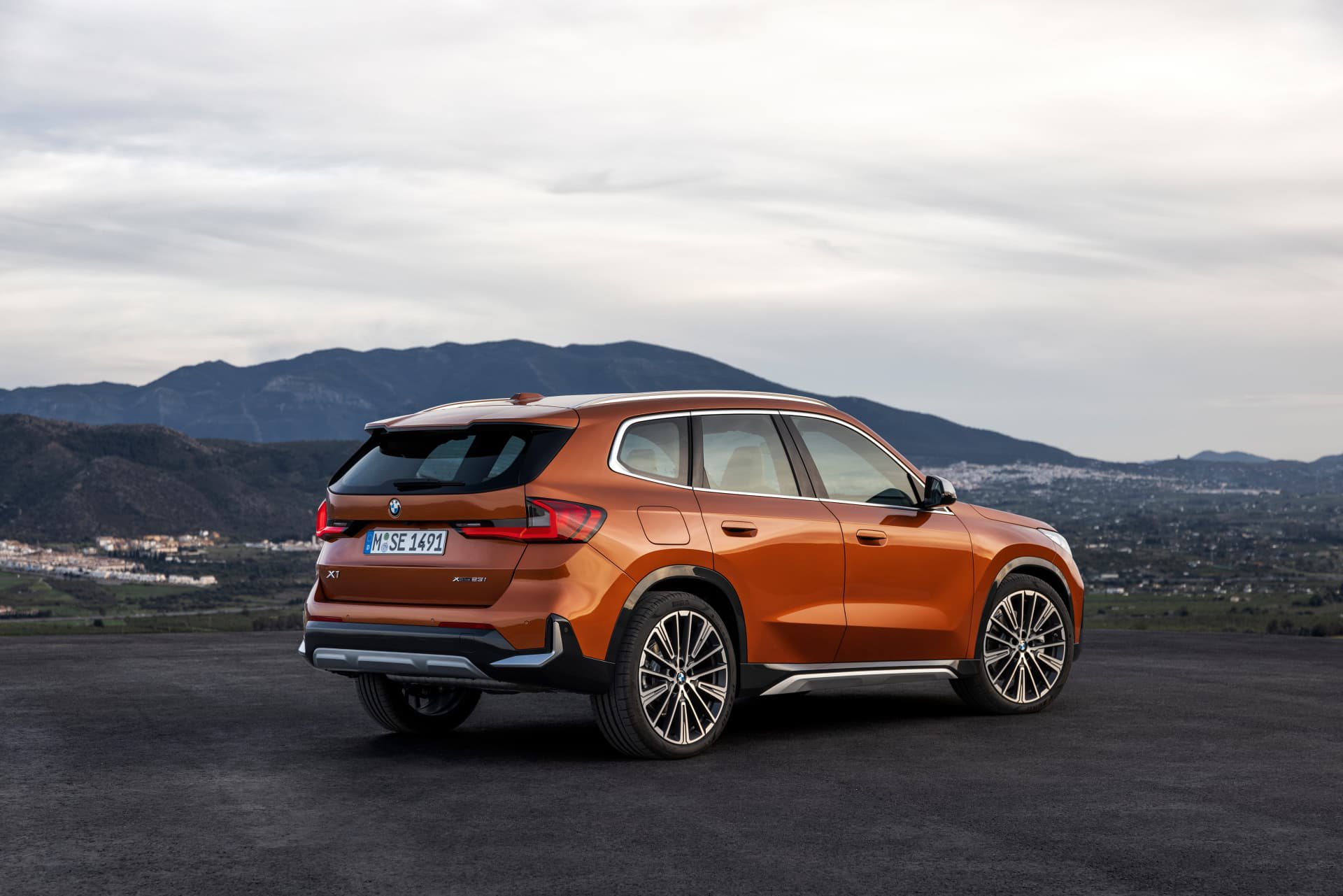 Vista dinámica de la BMW X1 enfocando su diseño trasero y lateral.