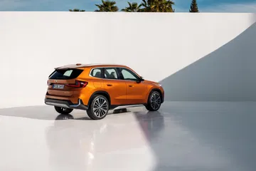 Vista trasera y lateral del BMW X1, destacando su diseño y color.