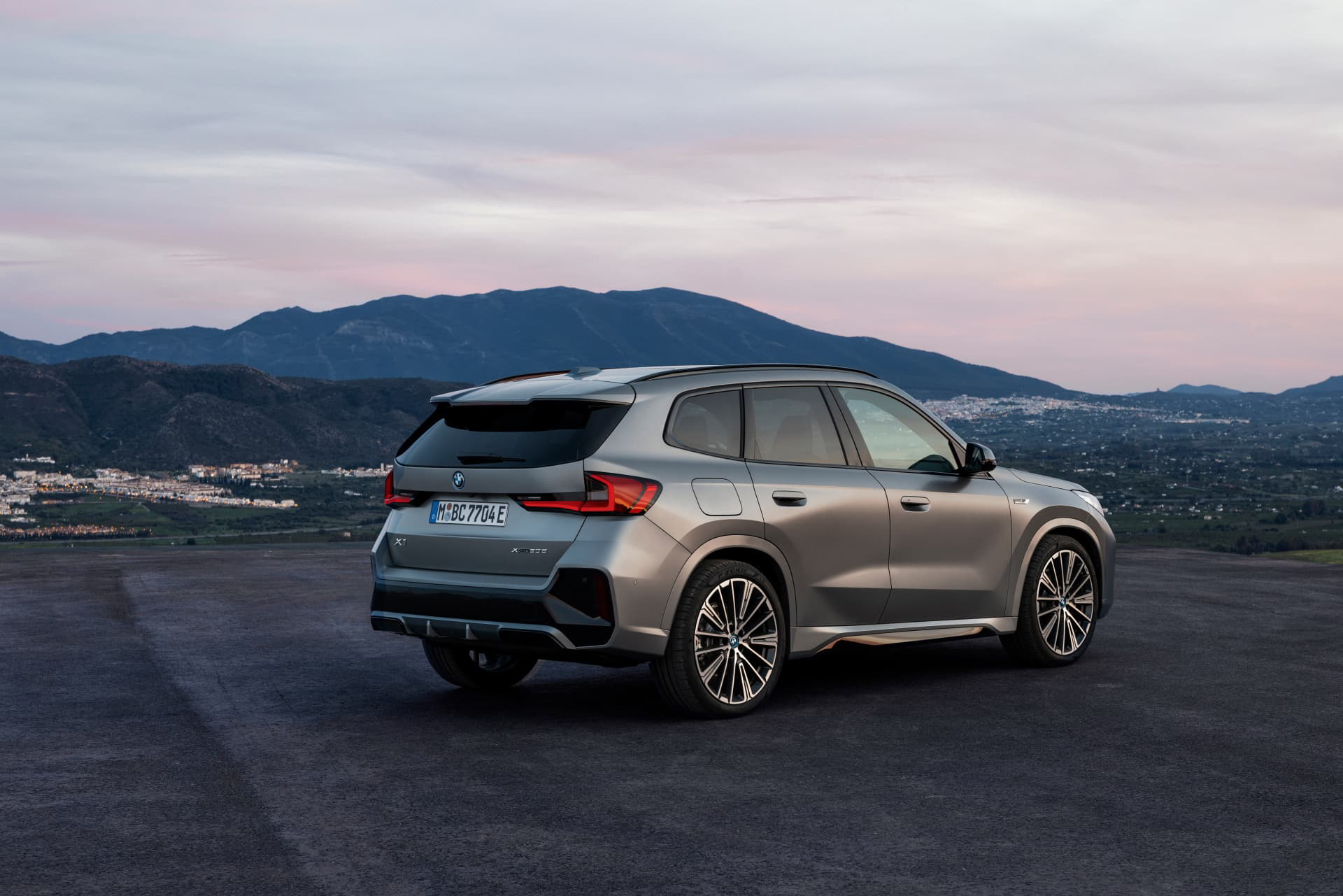 Vista trasera y lateral del BMW X1 que destaca su diseño y líneas dinámicas.