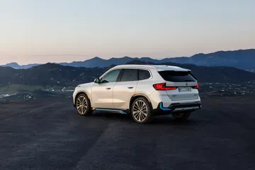 Vista en ángulo de la trasera y el costado del BMW X1, destacando su diseño dinámico.