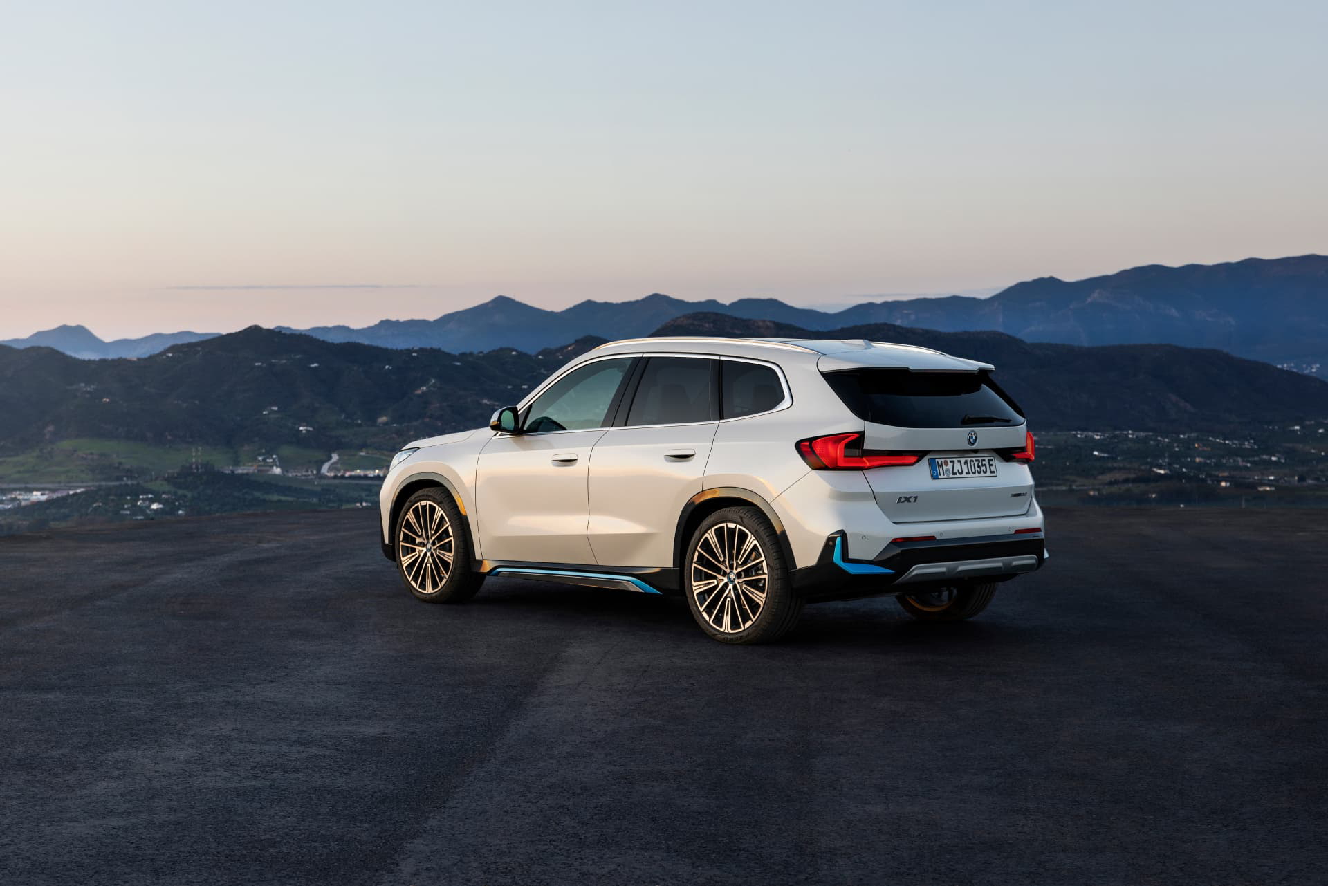 Vista en ángulo de la trasera y el costado del BMW X1, destacando su diseño dinámico.
