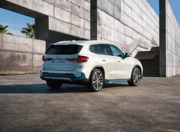 Vista trasera y lateral del BMW X1 destacando su diseño robusto.