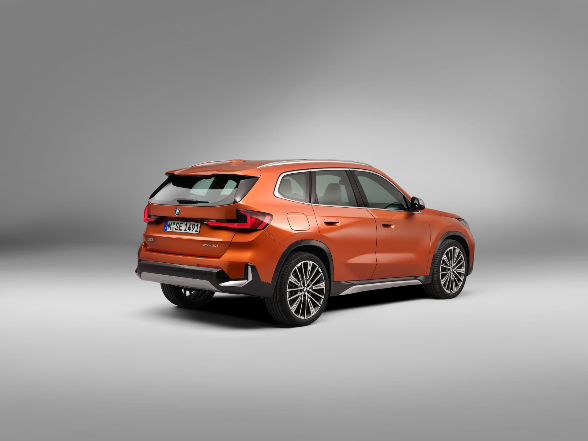 Vista en perspectiva trasera y lateral del BMW X1, destacando su diseño y aerodinámica.