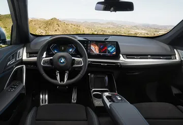 Vista del cockpit del BMW X1 con volante e instrumentación digital.