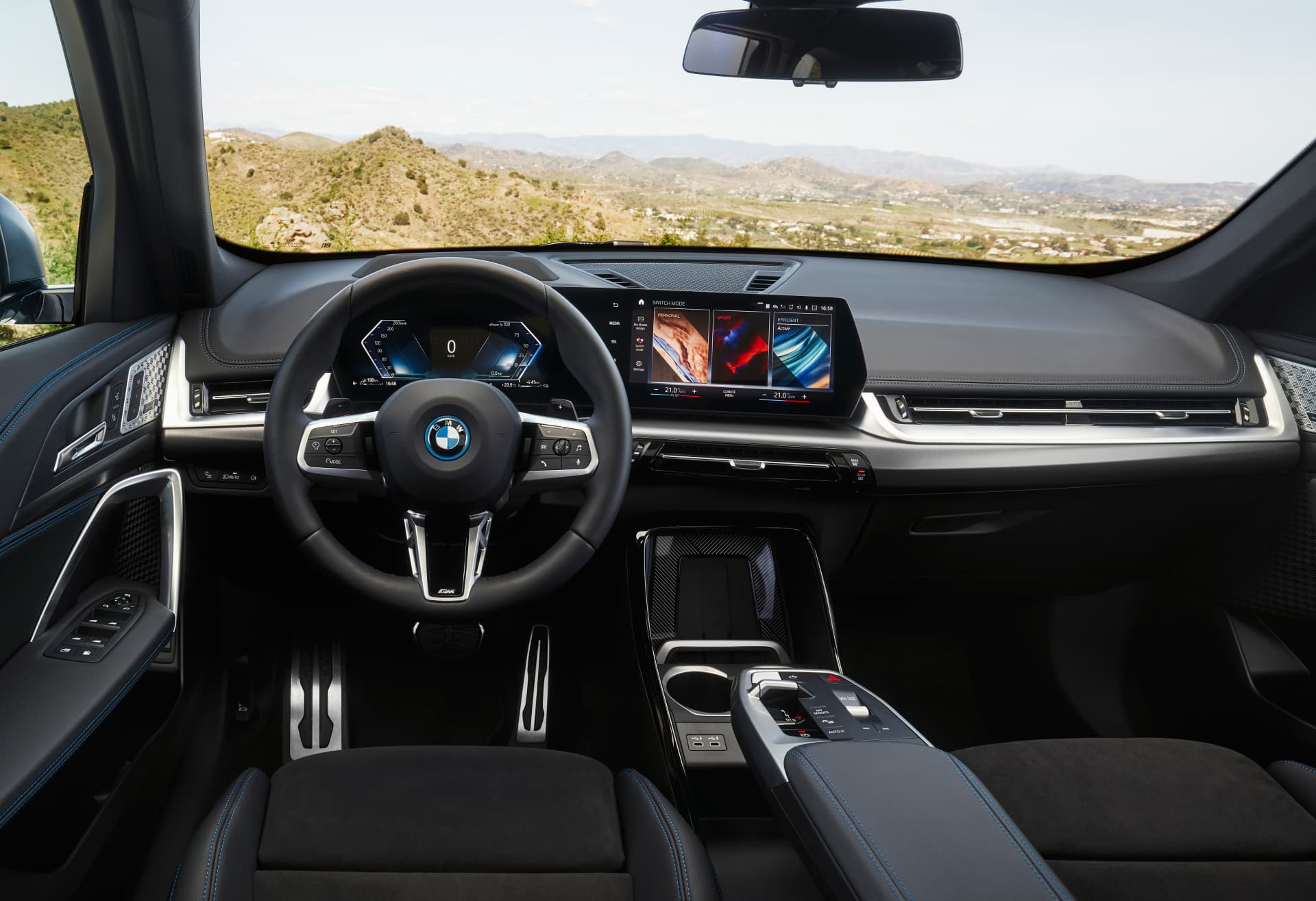Vista del cockpit del BMW X1 con volante e instrumentación digital.