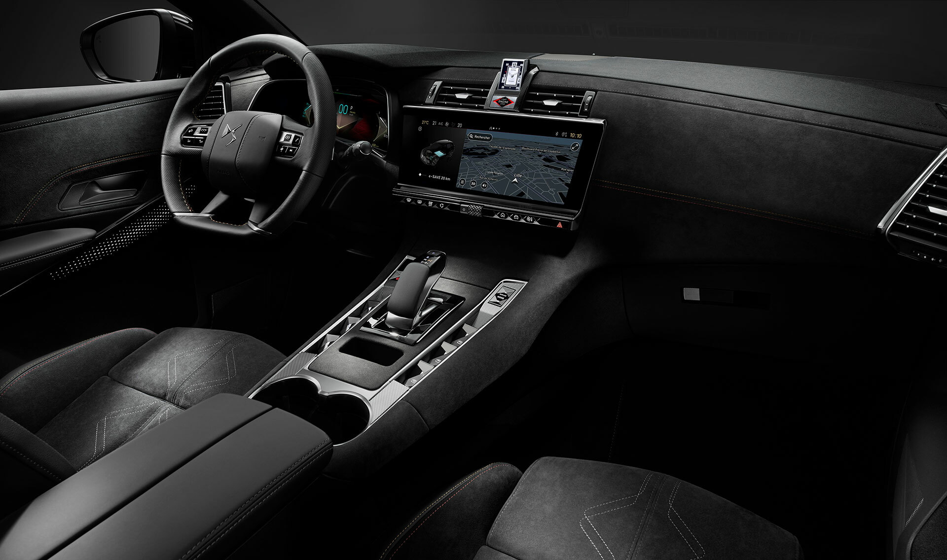 Cabina detallada del DS 7 destacando el cuero y acabados premium.