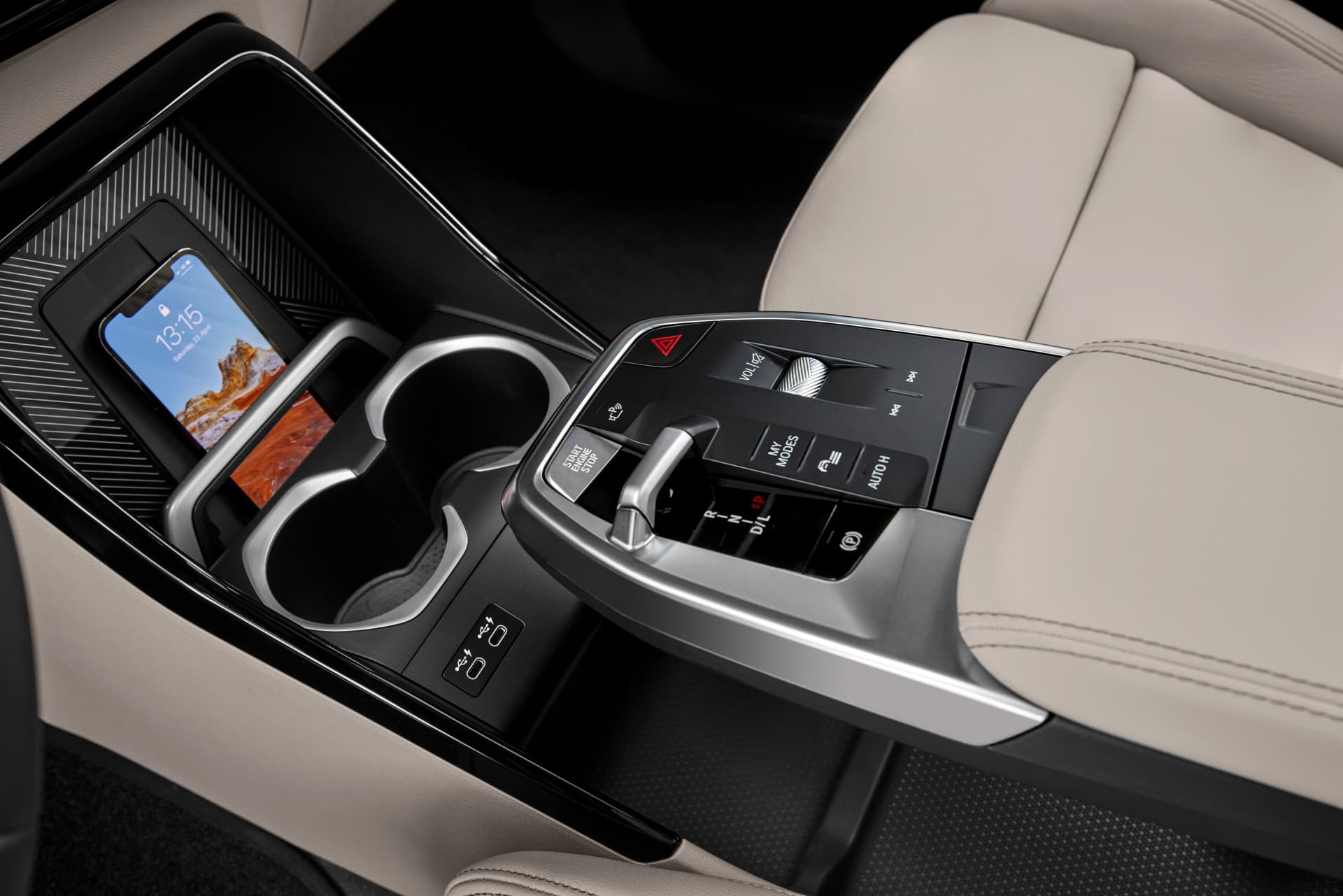 Vista de la consola central del BMW X1 con portaobjetos y controles.