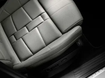 Vista cercana de la textura y diseño del asiento de cuero del DS 7