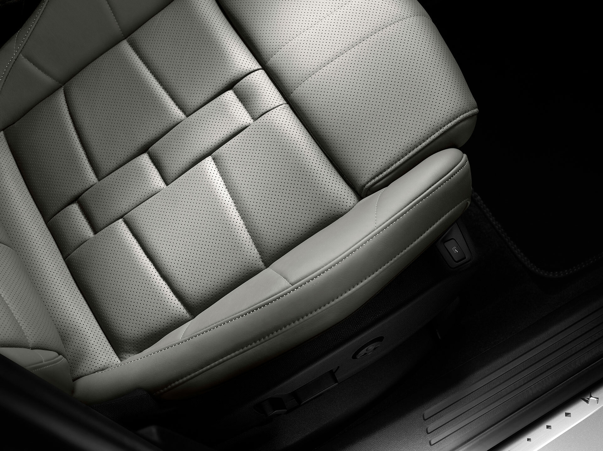Vista cercana de la textura y diseño del asiento de cuero del DS 7