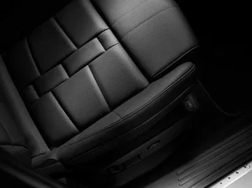 Asiento de cuero con patrón exclusivo, alta calidad y confort.