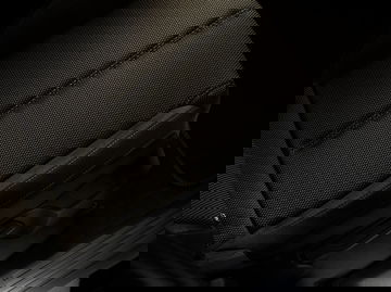 Vista cercana del tapizado de un asiento del DS 7, destacando su textura.