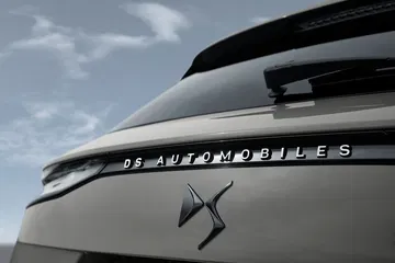 Vista cercana del emblema trasero del DS 7, destacando su diseño elegante.