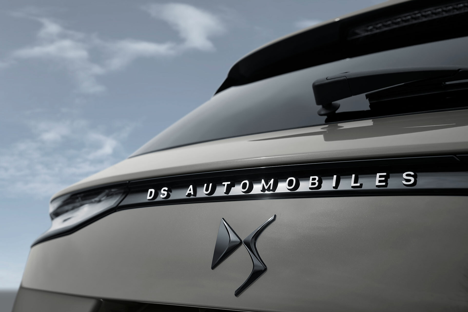 Vista cercana del emblema trasero del DS 7, destacando su diseño elegante.