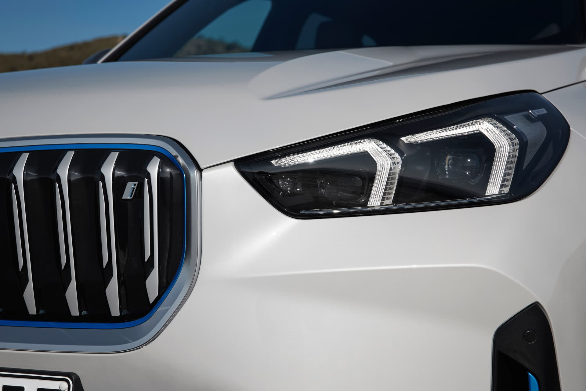 Vista enfocada del moderno faro con tecnología LED del BMW X1.