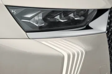 Primer plano del faro del DS 7, destacando su diseño distintivo.