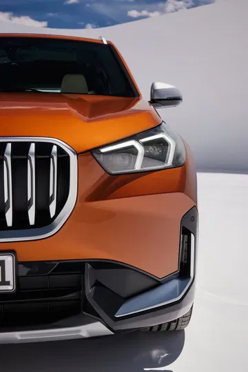 Vista de la parte frontal del BMW X1 resaltando faros y parrilla distintivos.