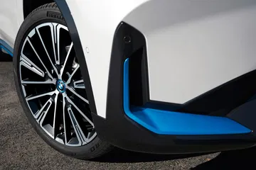 Vista cercana de la llanta de aleación ligera del BMW X1.