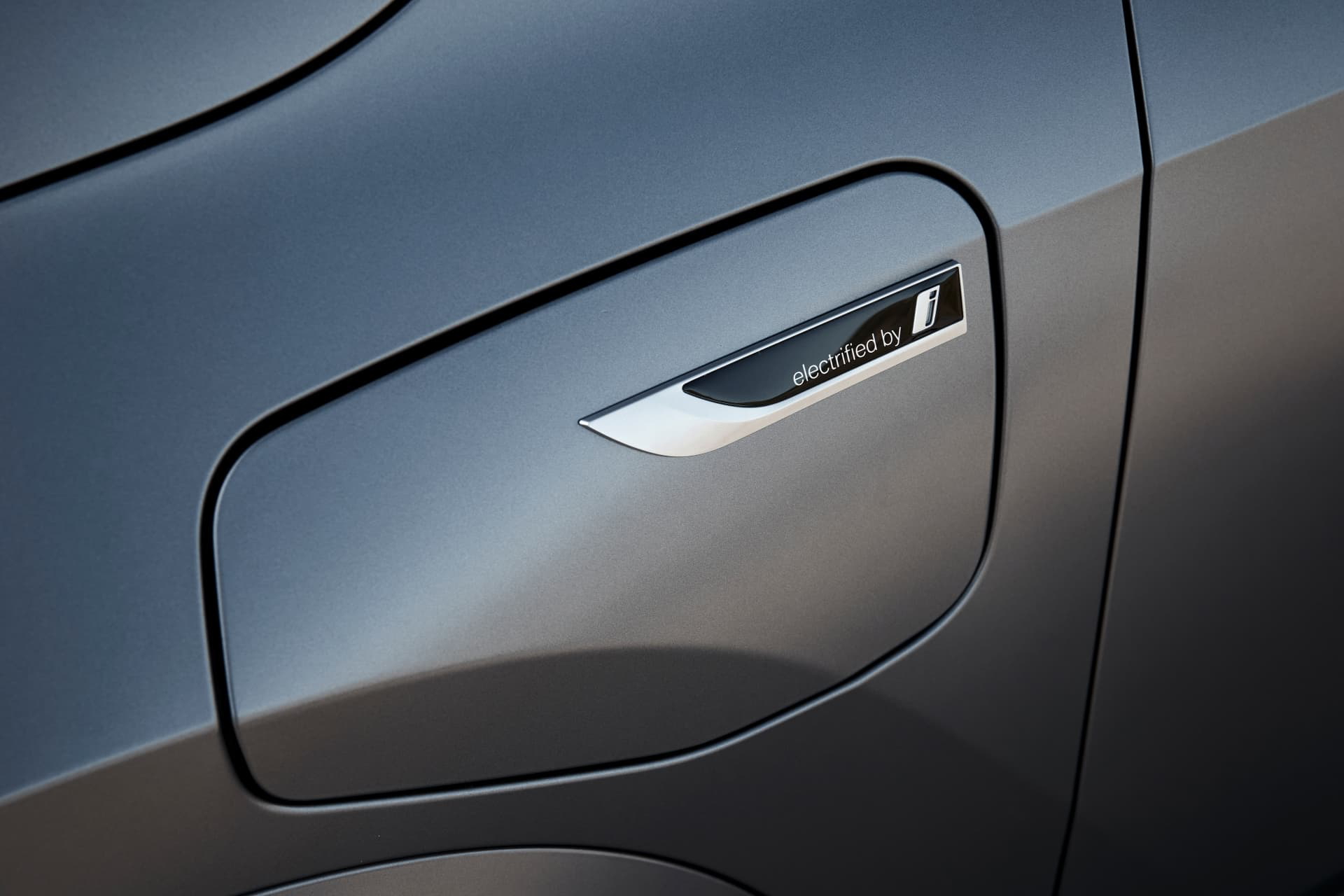 Vista cercana de la luz trasera del BMW X1, destacando su diseño.
