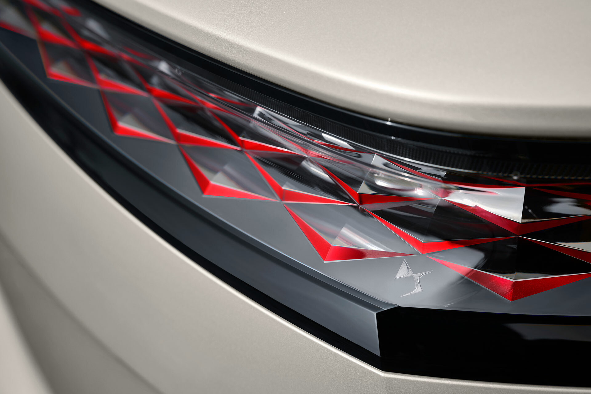 Vista cercana de la moldura decorativa con patrón geométrico en DS 7.