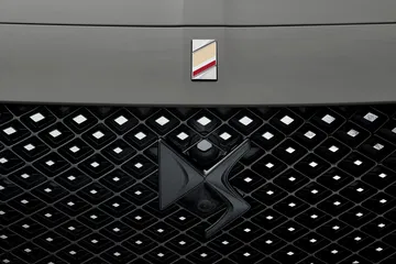 Parrilla frontal del DS 7 con detalle del emblema y diseño en punta de diamante.