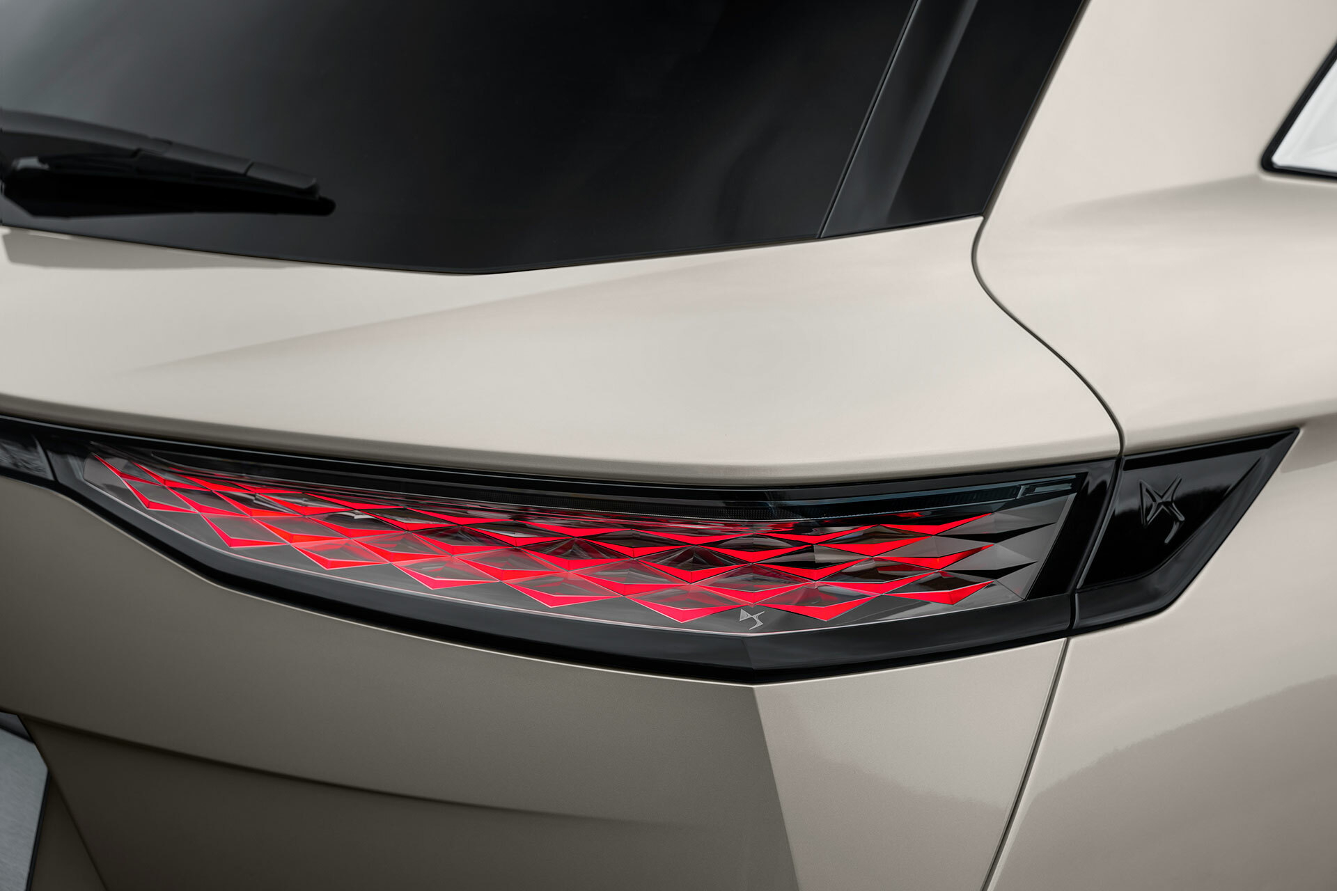 Piloto trasero del DS 7 con diseño en 3D marcando tendencia.