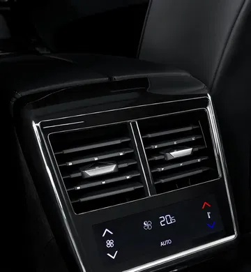 Vista cercana de la salida del aire acondicionado del DS 7, diseño elegante.