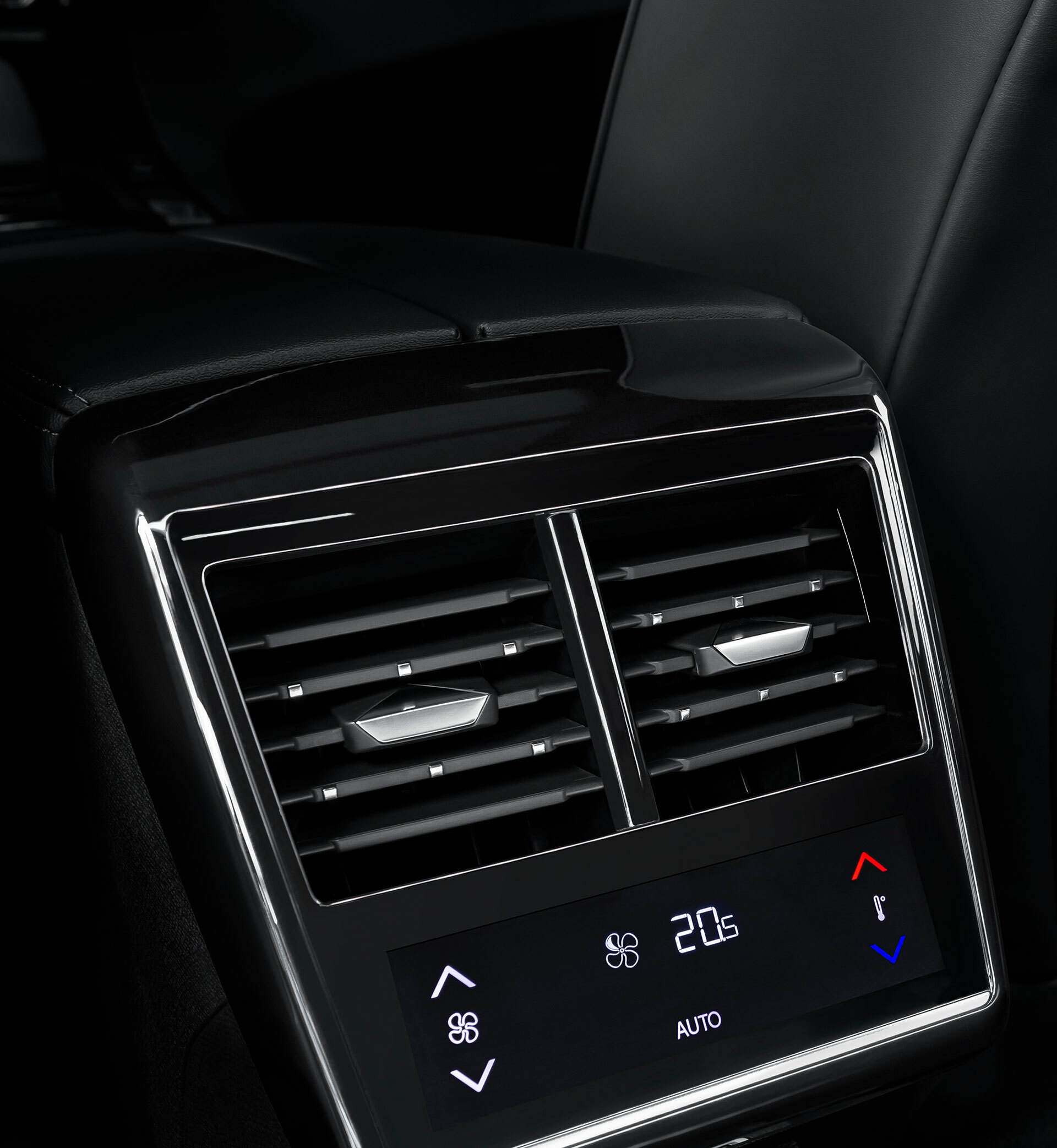 Vista cercana de la salida del aire acondicionado del DS 7, diseño elegante.