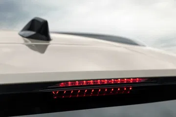 Vista de la tira luminosa LED trasera distintiva del DS 7.