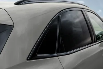 Vista en detalle del diseño del triángulo de la ventana lateral del DS 7.