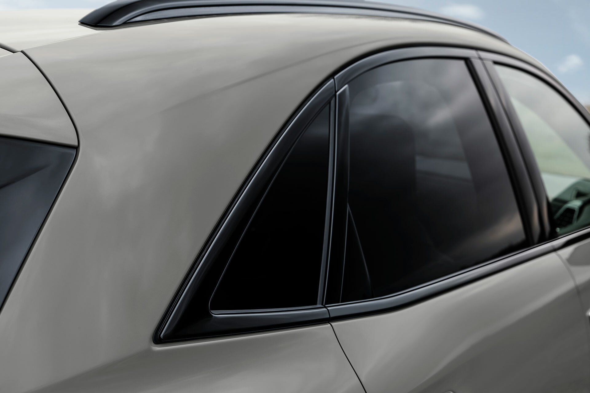 Vista en detalle del diseño del triángulo de la ventana lateral del DS 7.
