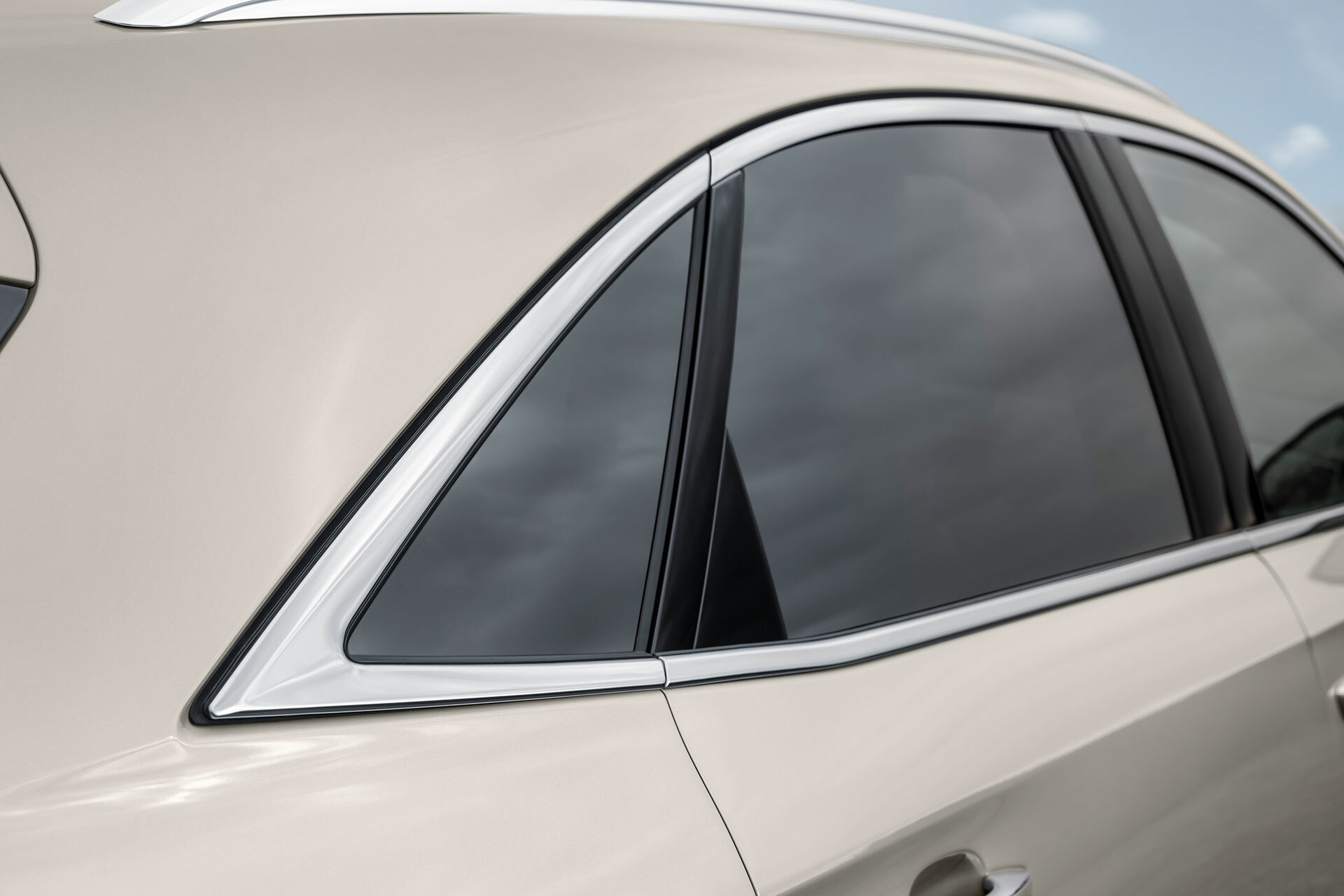 Ventanilla trasera con diseño triangular característico del DS 7.