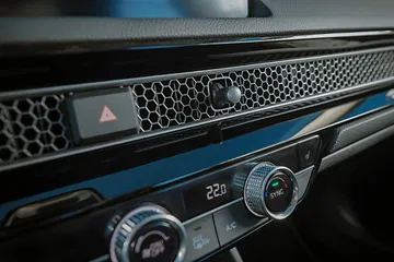 Vista cercana de la consola central del Honda Civic, mostrando controles y texturas.