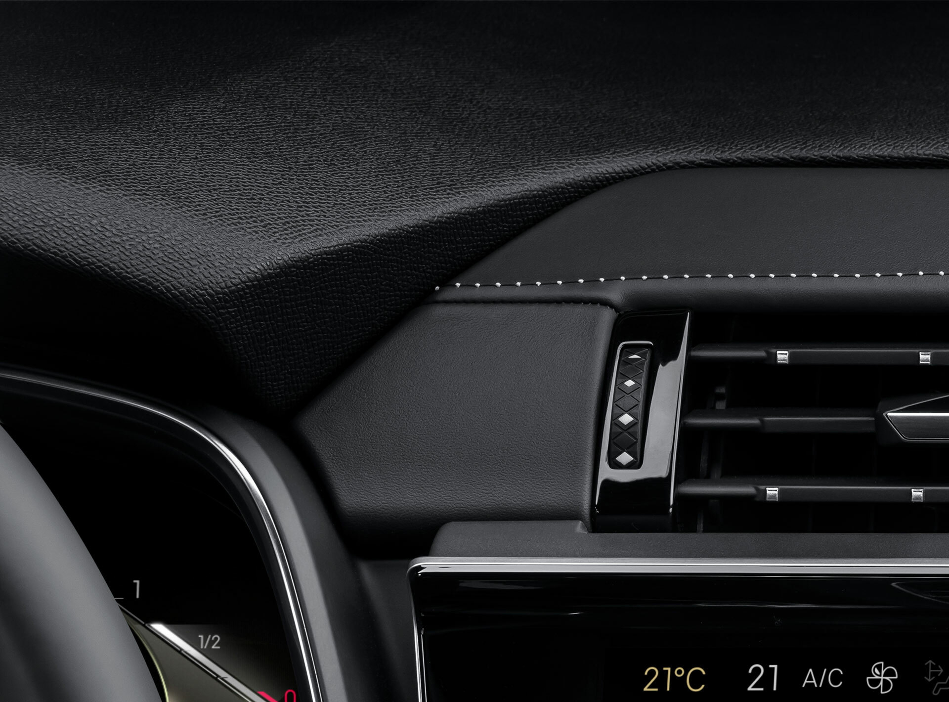 Vista de los controles de ventilación del DS 7, acabados premium.