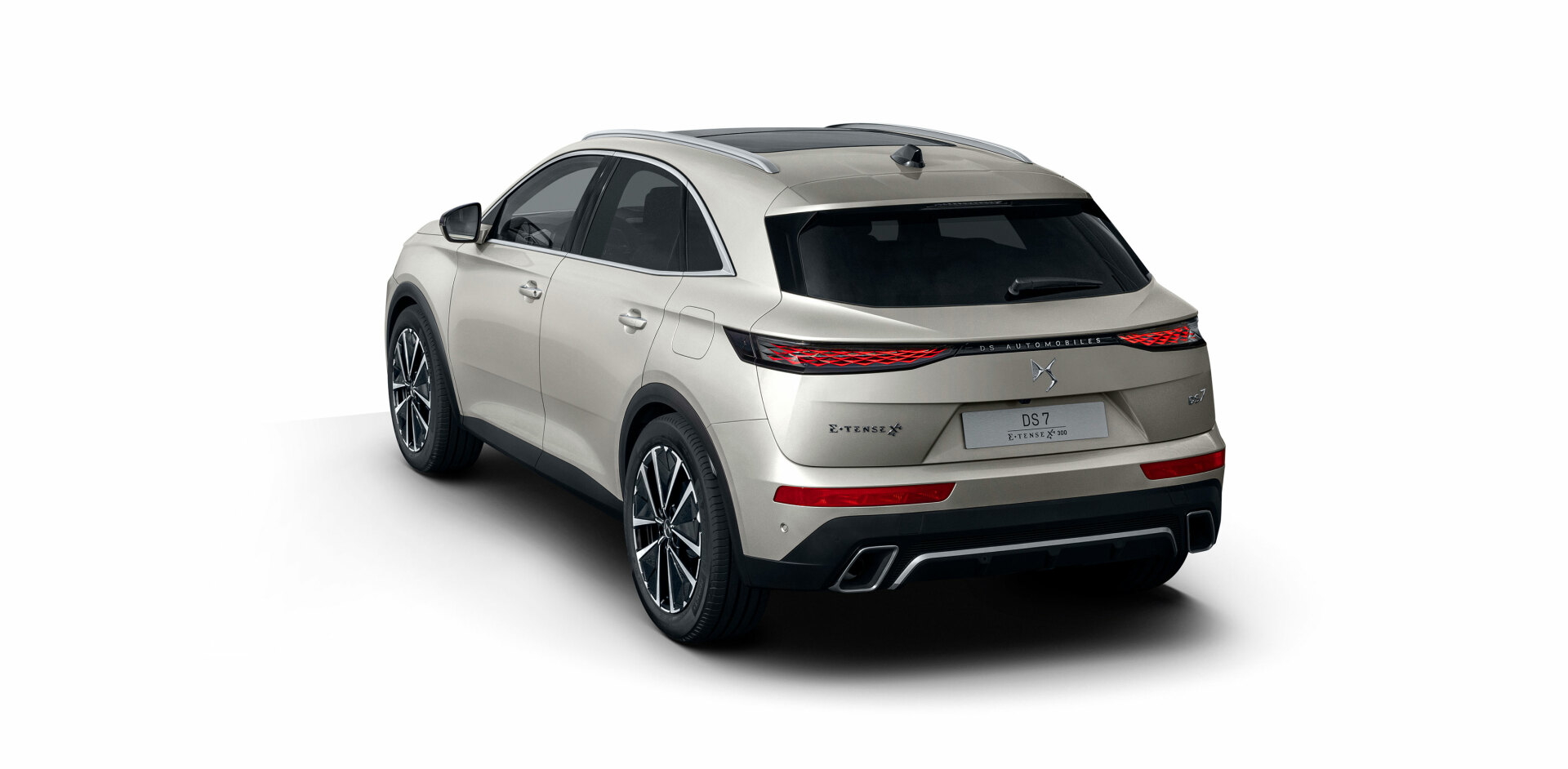 Vista trasera y lateral del DS 7, destacando su diseño elegante.