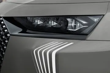 Vista en detalle de la óptica delantera del DS 7, destacando su diseño moderno.