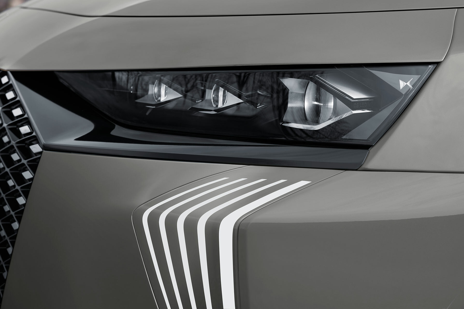 Vista en detalle de la óptica delantera del DS 7, destacando su diseño moderno.