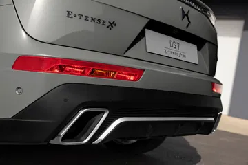 Vista agresiva del escape cromado y diseño trasero del DS 7.