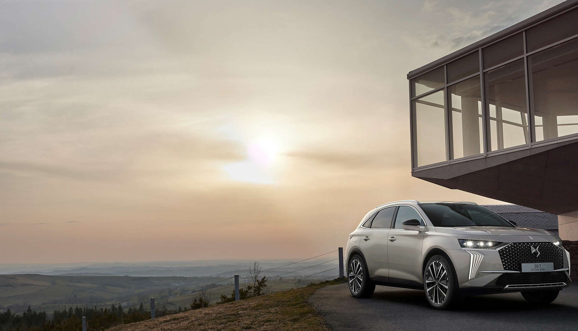 Vista lateral del DS 7 destacando su diseño y líneas elegantes al atardecer.