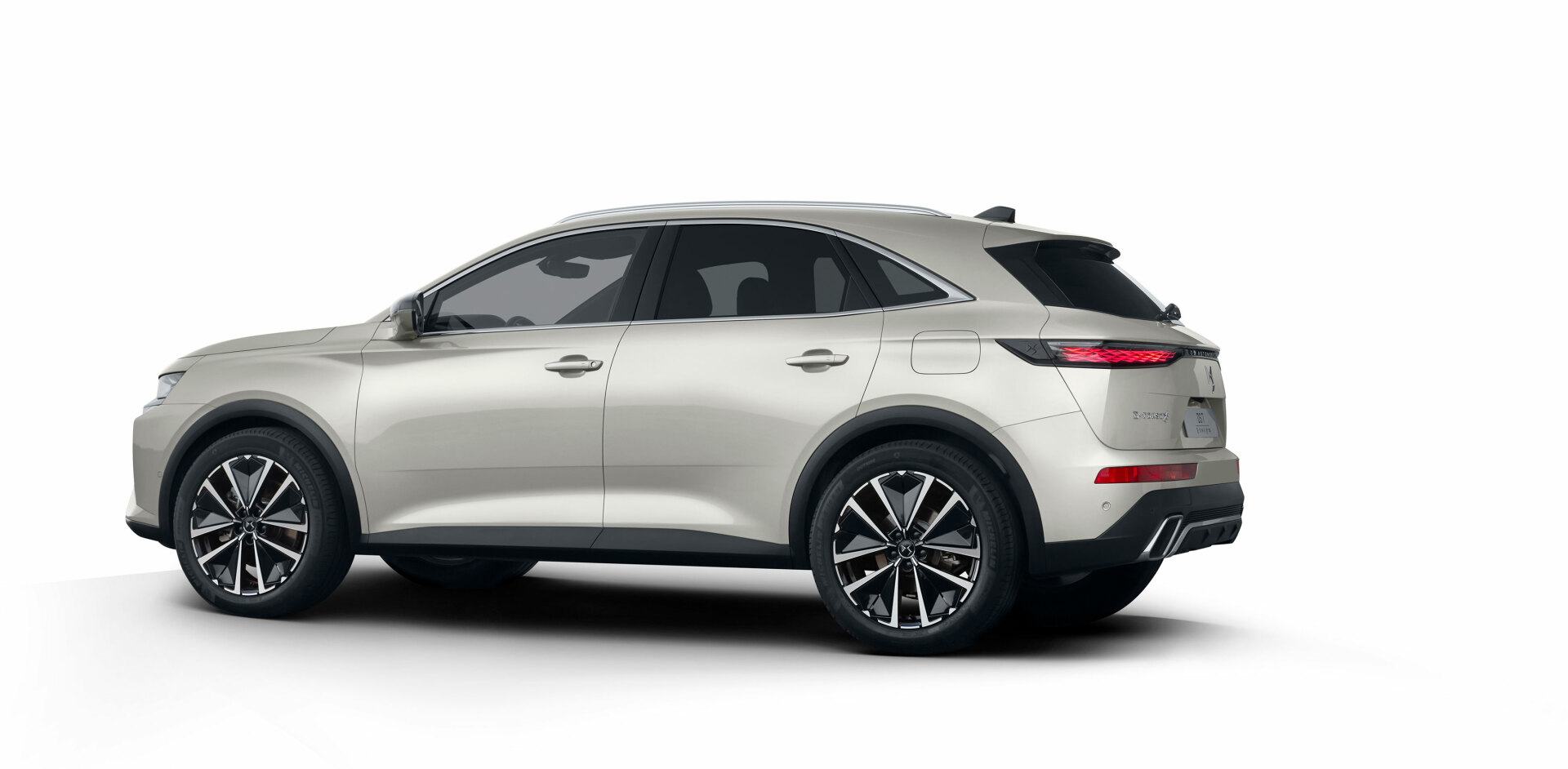 Vista lateral del DS 7, destacando su diseño fluido y elegantes líneas.