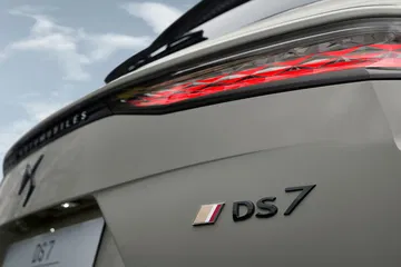 Vista en detalle del emblema y diseño de luces traseras del DS 7.